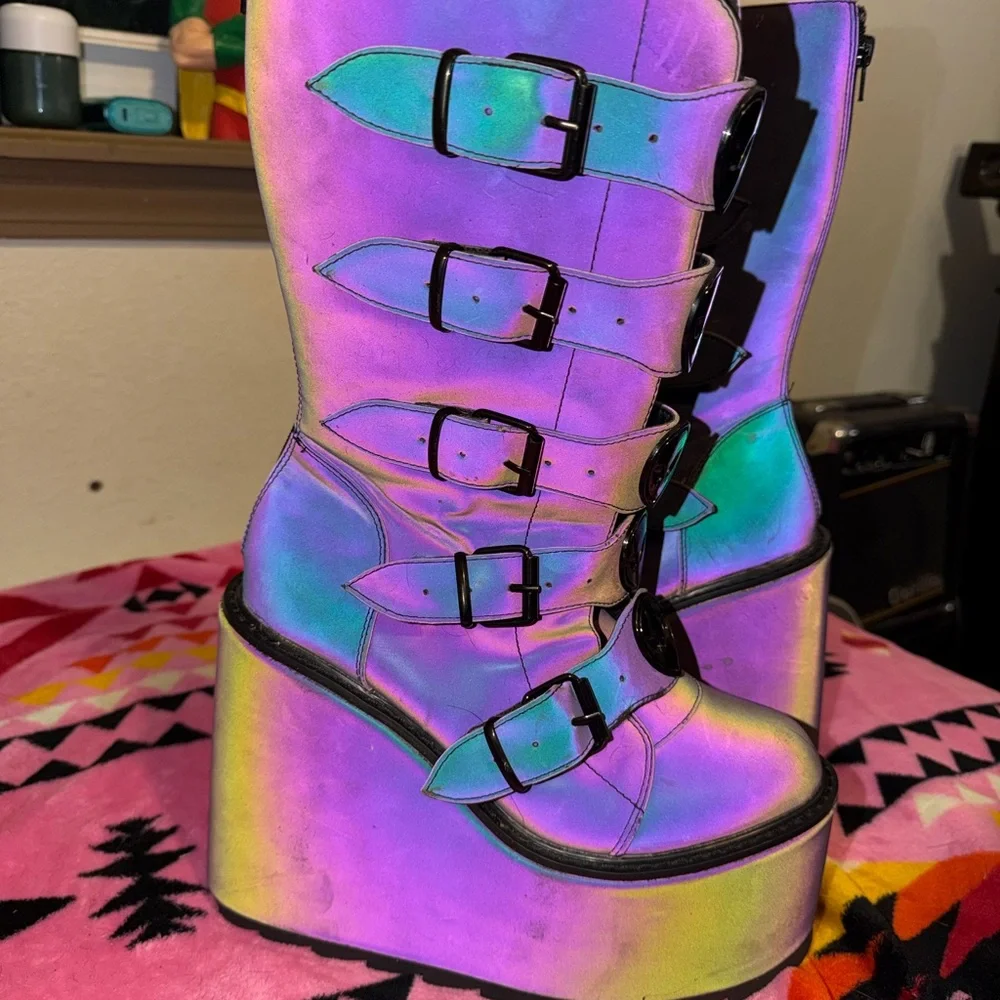 YRU REFLECTIVE DUNE ALIEN BUCKLE BOOTS WOMENS 9